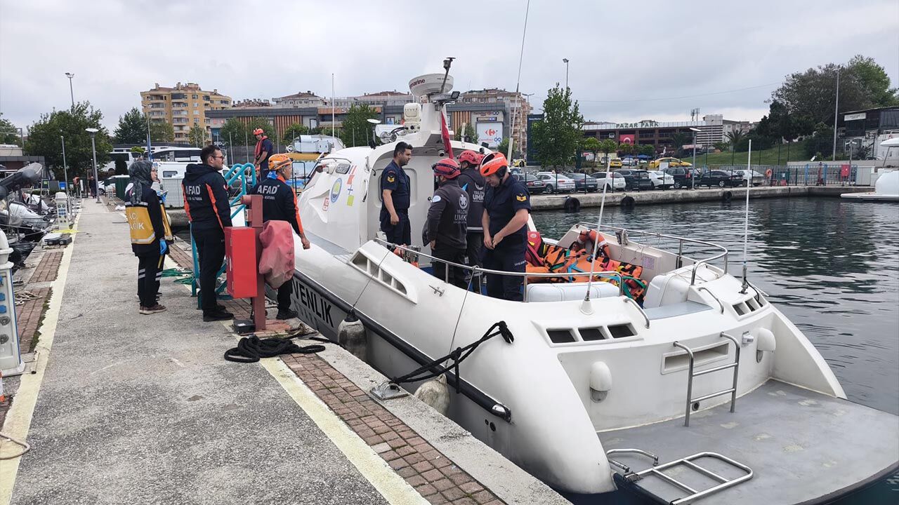 Marmara Denizi'nde Gemiden Düşen Kişi Tahliye Edildi (2)