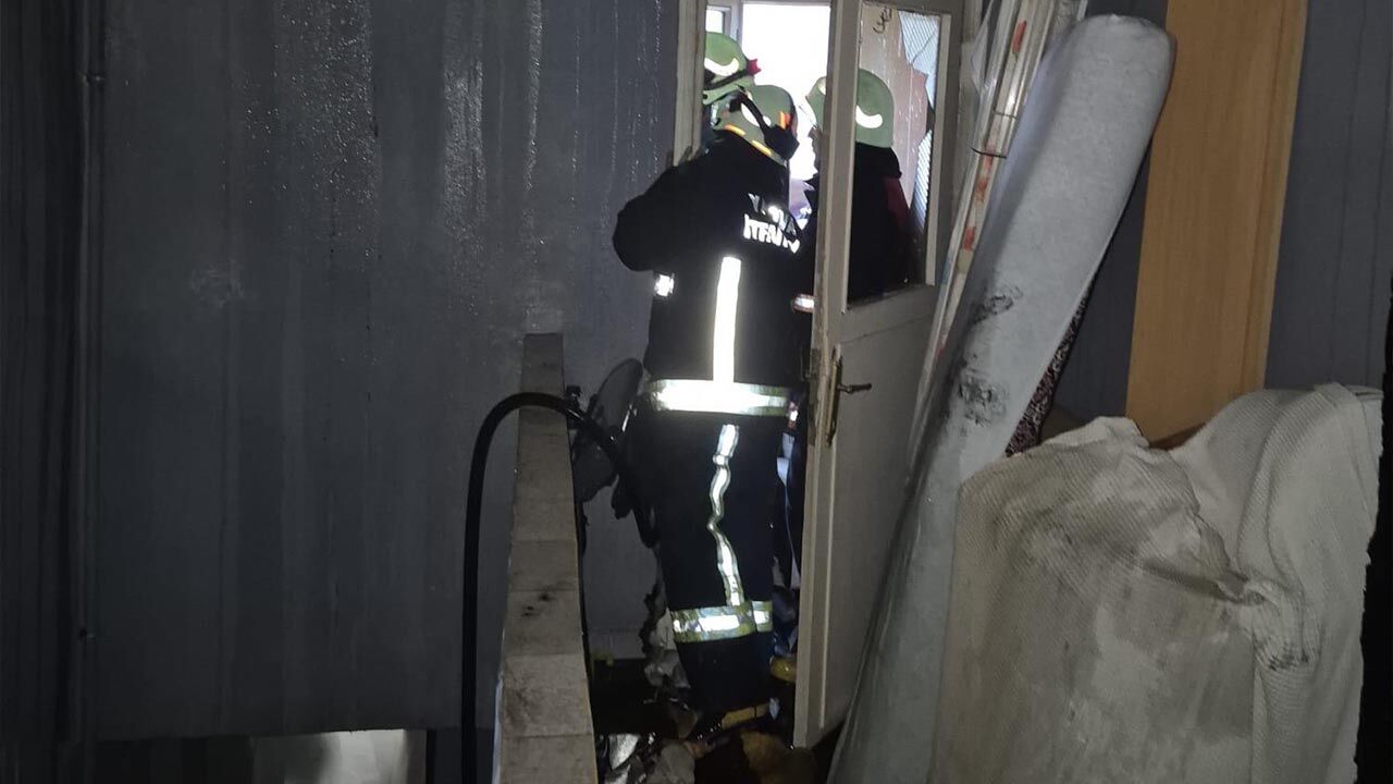 Şelale Sokak’ta Alev Topuna Dönen Çatı Kağıt Gibi Yandı (4)