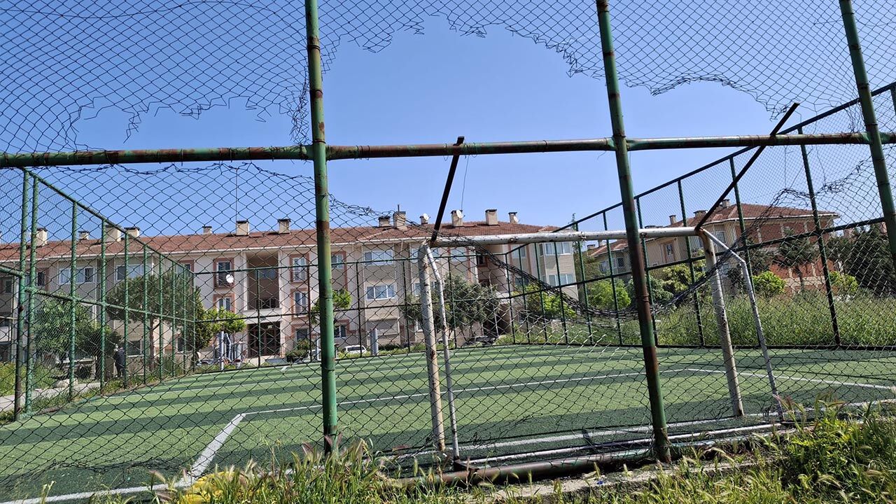 Toki̇ Halı Sahası Savaştan Çıkmış Gibi Haber (2)
