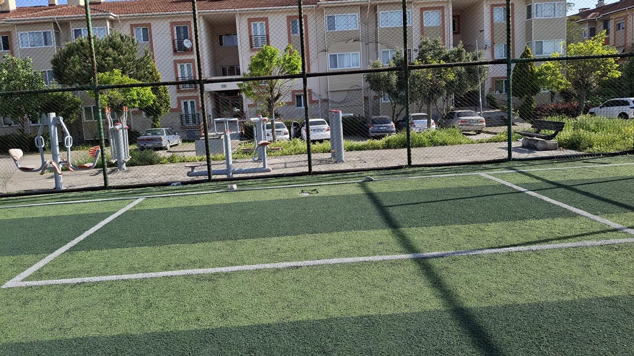 Toki̇ Halı Sahası Savaştan Çıkmış Gibi Haber (4)