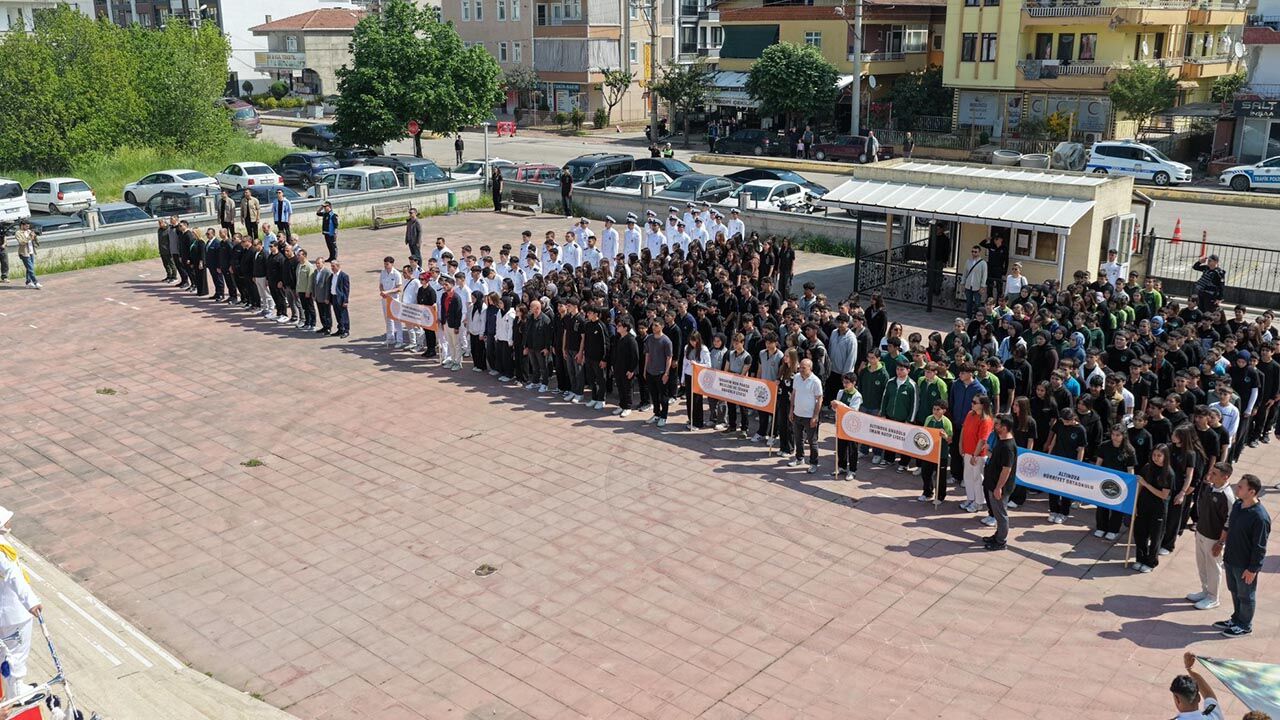 Yalova Altinova Belediye Baskan Protokol 19 Mayis Yuruyus (3)