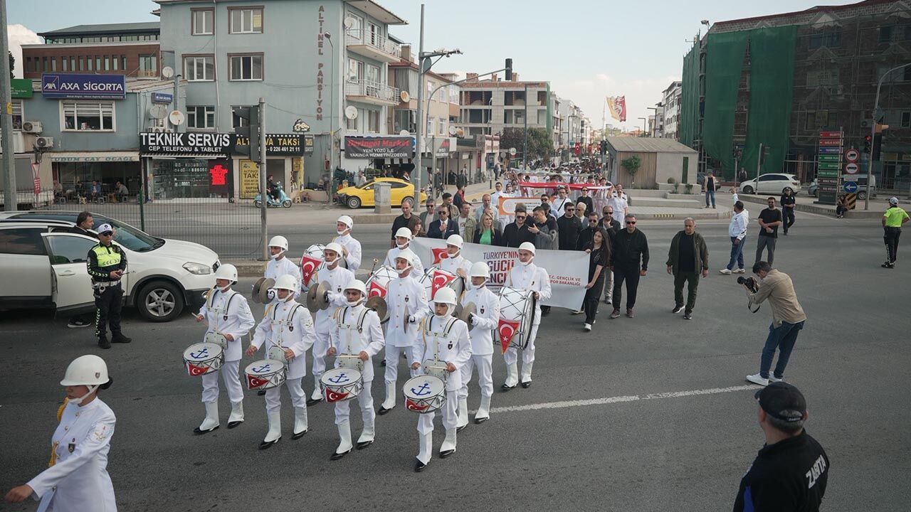 Yalova Altinova Belediye Baskan Protokol 19 Mayis Yuruyus (4)