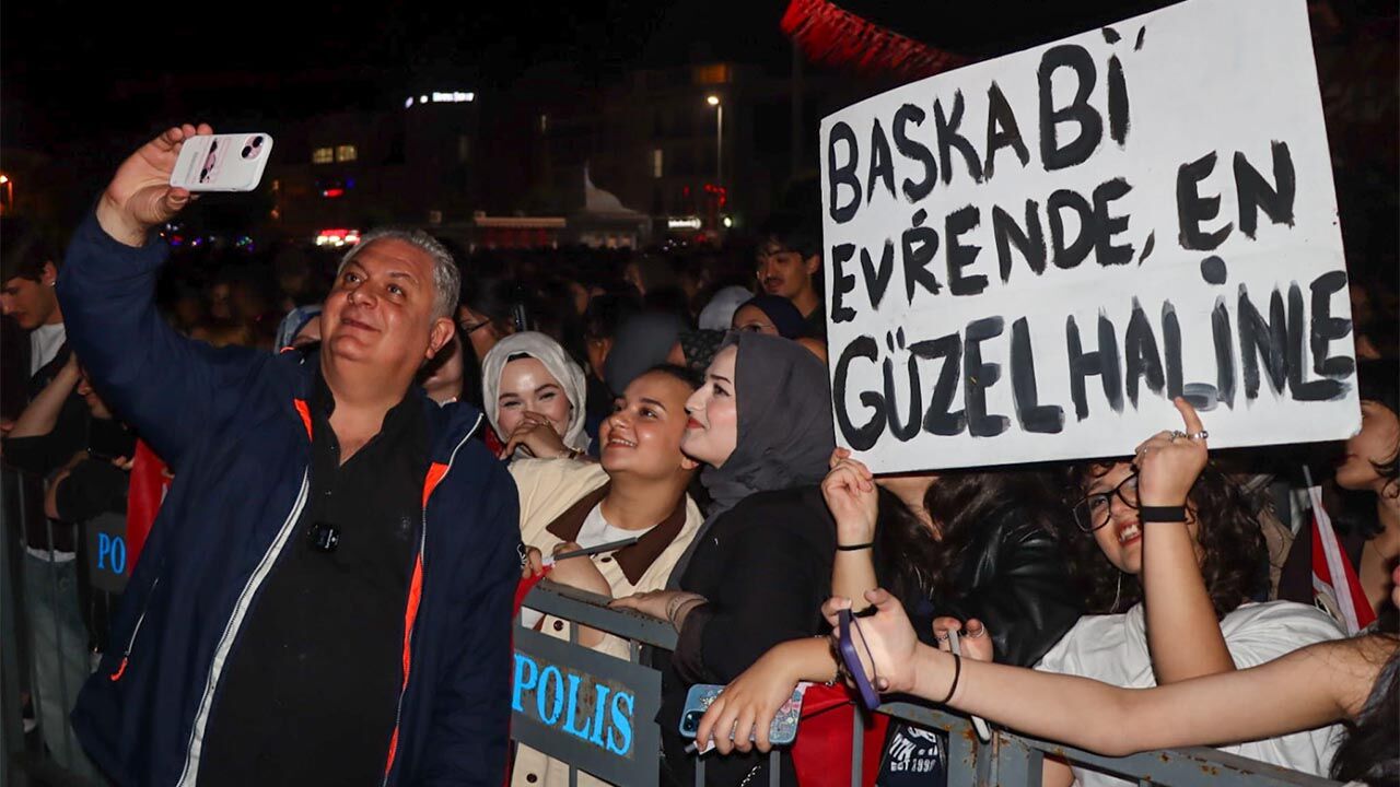 Yalova Belediye 19 Mayis Baran Menguc Sena Sener Madrigal Konser (1)