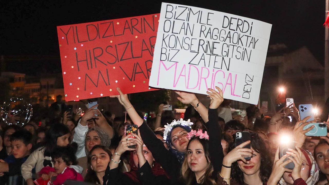 Yalova Belediye 19 Mayis Baran Menguc Sena Sener Madrigal Konser (2)