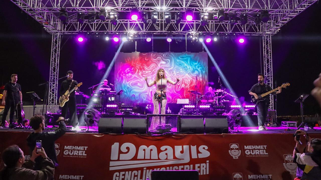 Yalova Belediye 19 Mayis Baran Menguc Sena Sener Madrigal Konser (6)