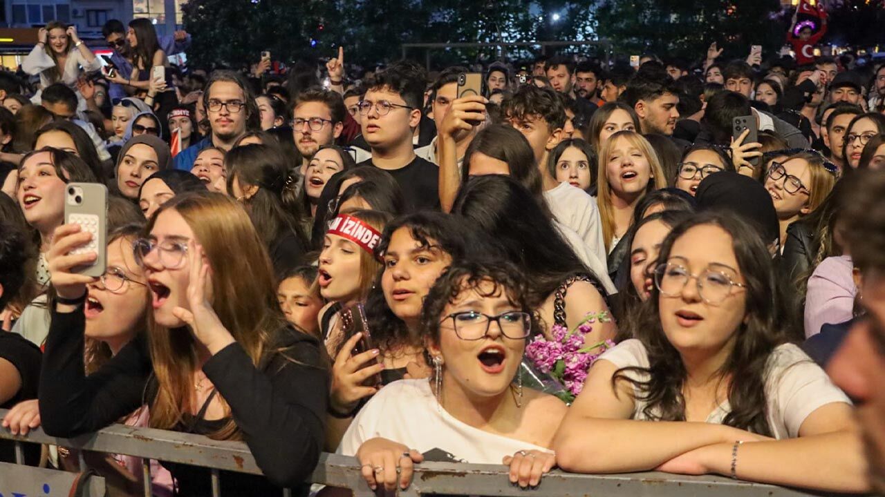 Yalova Belediye 19 Mayis Baran Menguc Sena Sener Madrigal Konser (8)