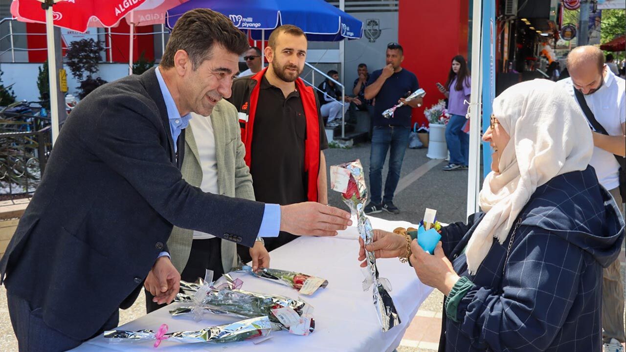 Yalova Belediyesi Anneleri Çiçeklerle Karşıladı (1)
