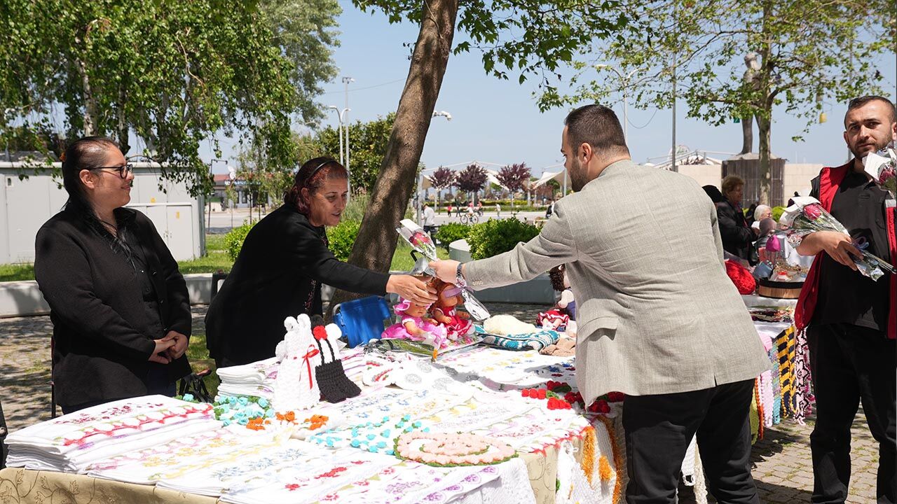 Yalova Belediyesi Anneleri Çiçeklerle Karşıladı (3)
