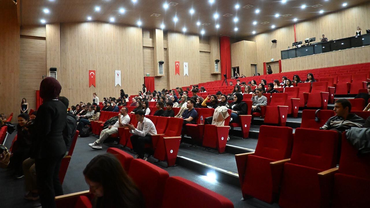 Yalova Üniversitesi’nde 4. İletişim Zirvesi Heyecanı (3)