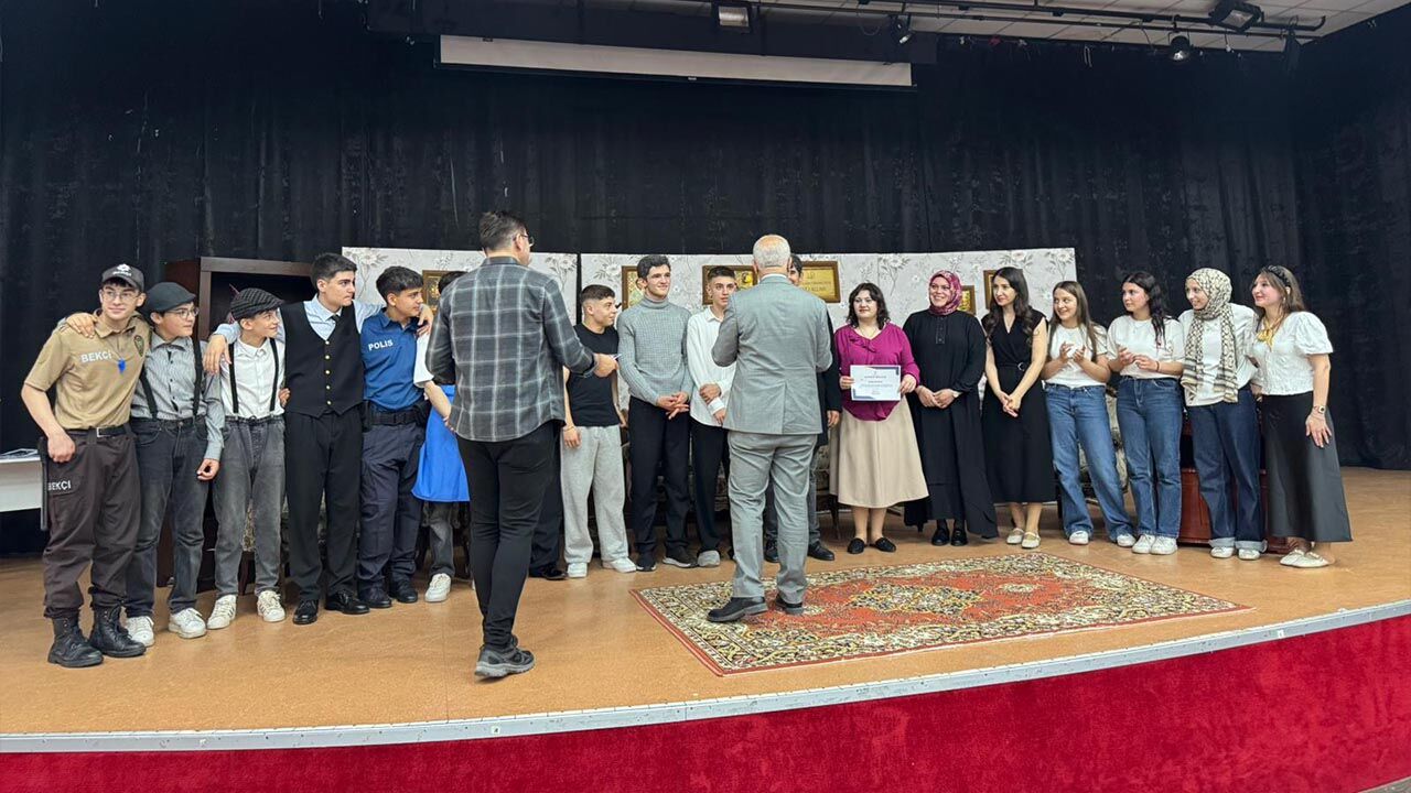Yalova’nın En İyi Tiyatro Ekibi Altınova Selahattin Aslan Anadolu Lisesi (18)