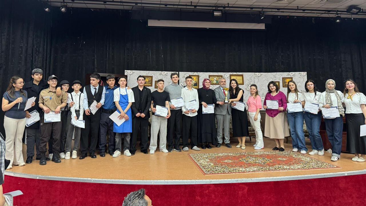 Yalova’nın En İyi Tiyatro Ekibi Altınova Selahattin Aslan Anadolu Lisesi (20)