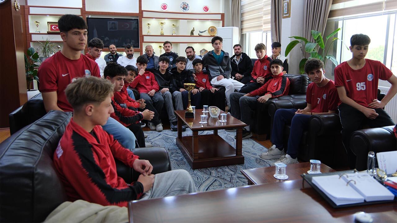 Adil Yele, Şampiyonları Ağırladı (1)