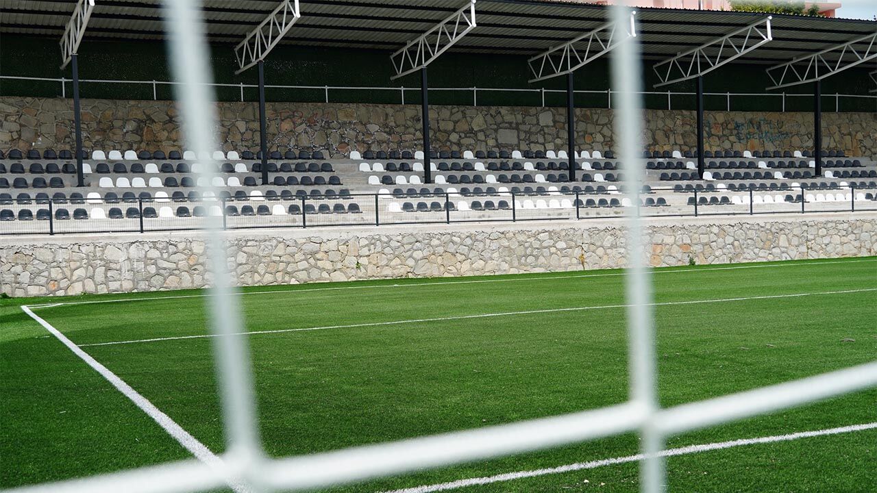 Armutlu İlçe Stadı Yenilenen Yüzüyle Hazır (1)