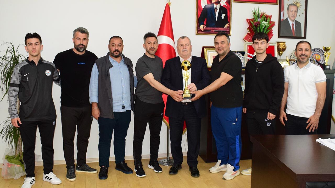 Şampiyonluk Kupası Kaymakam Demir Ve Başkan Arslan’ı Ziyaret Etti (1)