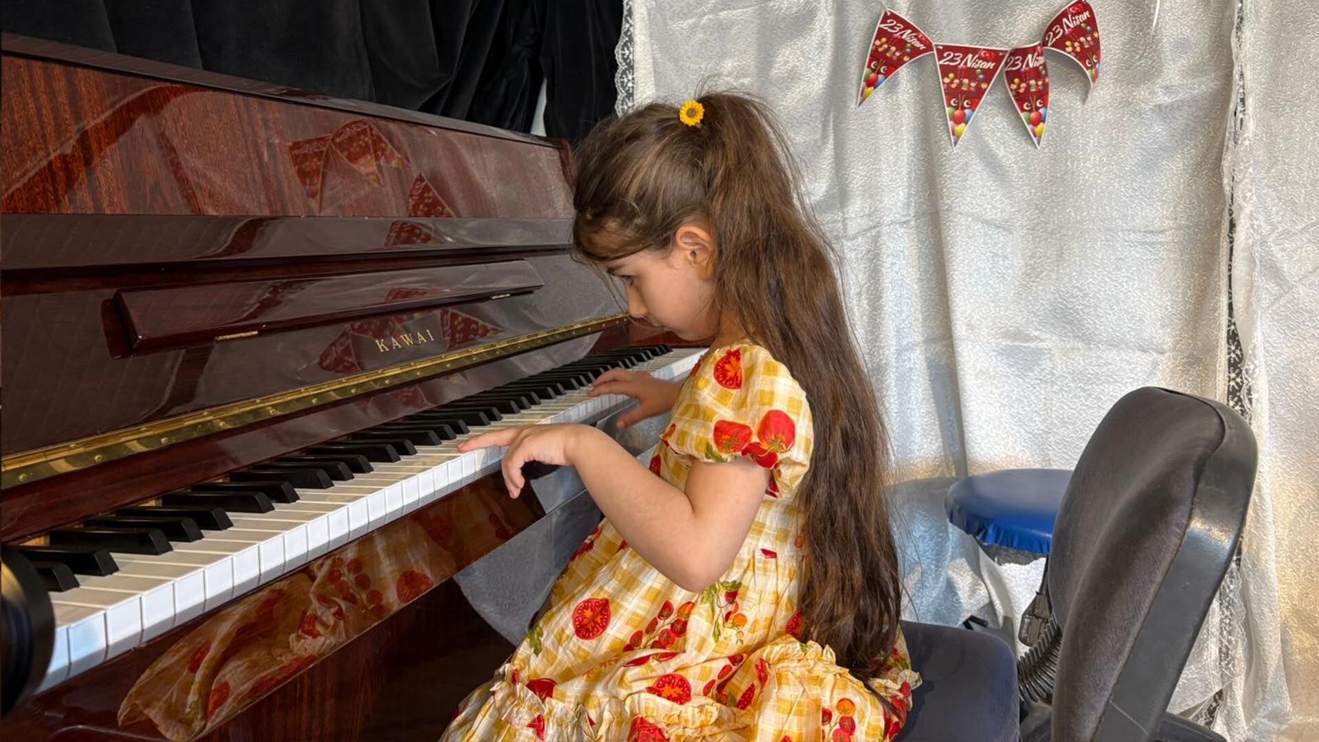 6 Yaşındaki Görme Engelli Nil, 10 Enstrümanla Hayallerine Yürüyor B