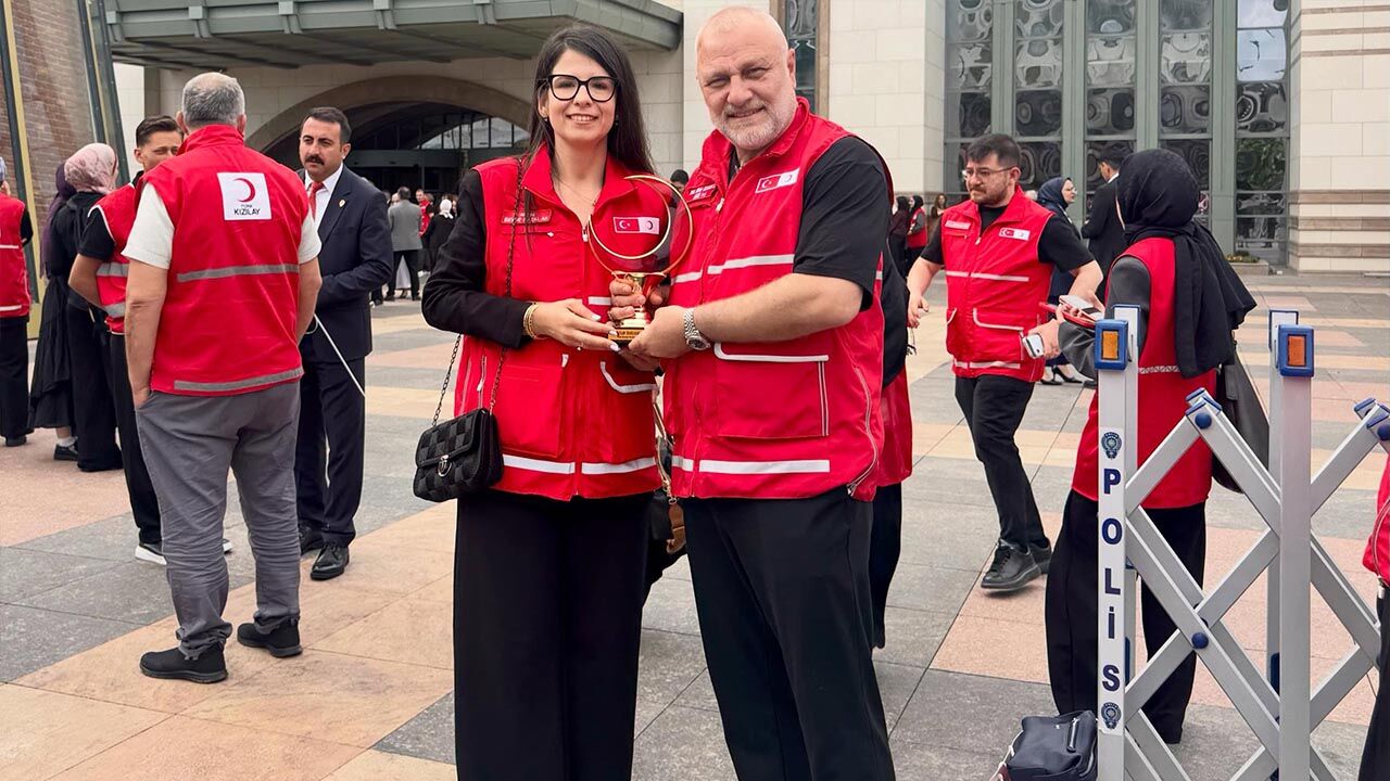 Sevde Hazal Ak “Yılın Kızılay Kadın Gönüllüsü” Seçildi (1)