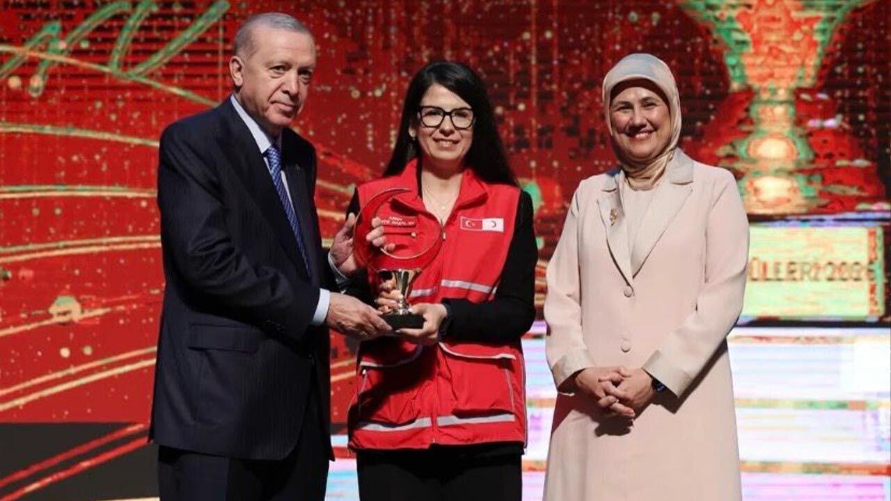Sevde Hazal Ak “Yılın Kızılay Kadın Gönüllüsü” Seçildi (3)
