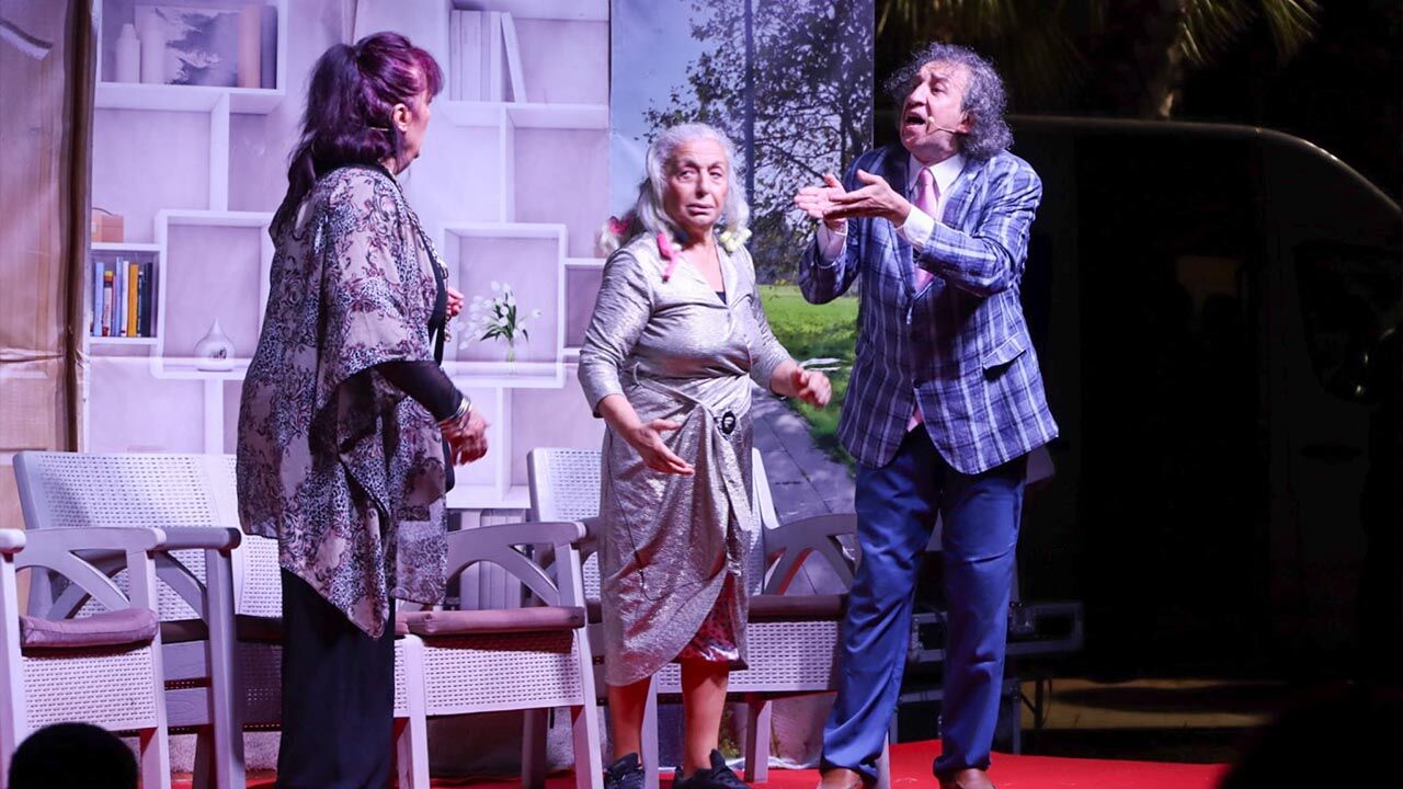 Yalova Belediyesi Sanat Kultur Acik Hava Tiyatro Ogluma Kiz Mi Yok Komedi Oyun (4)