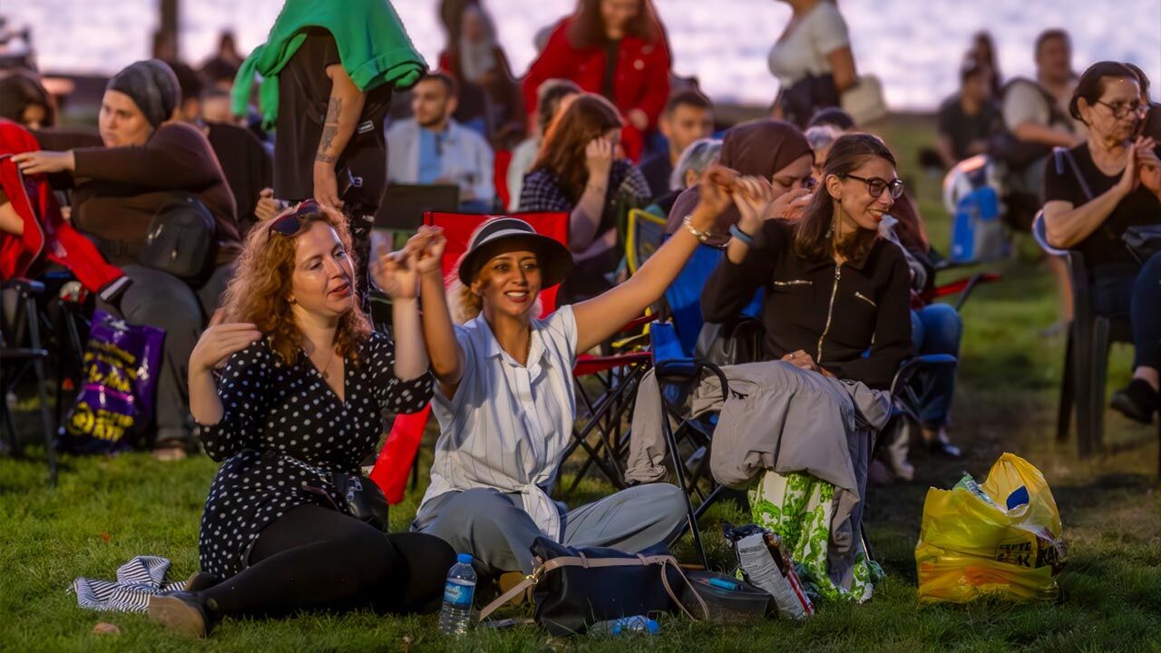Yalova Belediyesi Sanat Kultur Acik Hava Tiyatro Ogluma Kiz Mi Yok Komedi Oyun (5)
