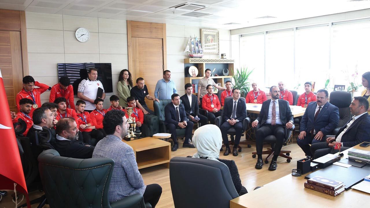 Yalova Isitme Engelli U23 Futbol Takim Sampiyon Ankara Bakan Gorusme (1)