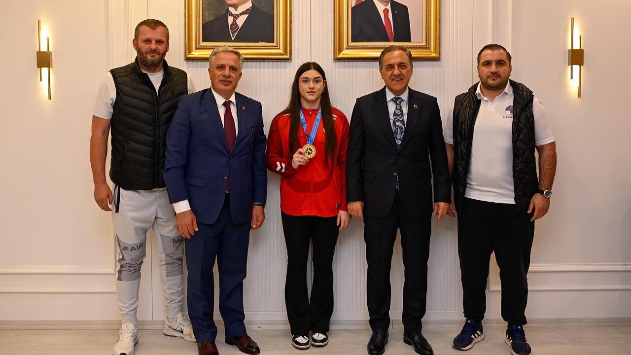 Yalova Termal Belediyes Spor U17 Avrupa Sampişyon Guresi Vali Gorusme Tebrik (1)