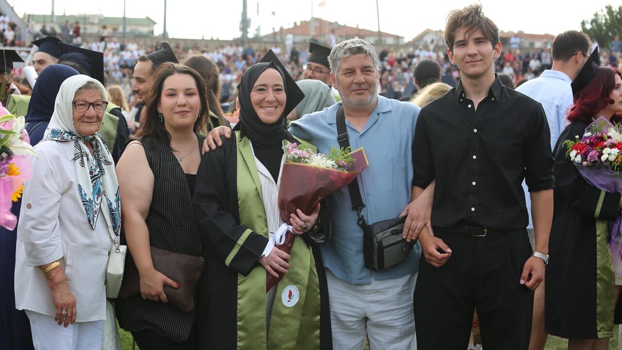 Yalova Universite Anne Kiz Mezuniyet Toren (3)