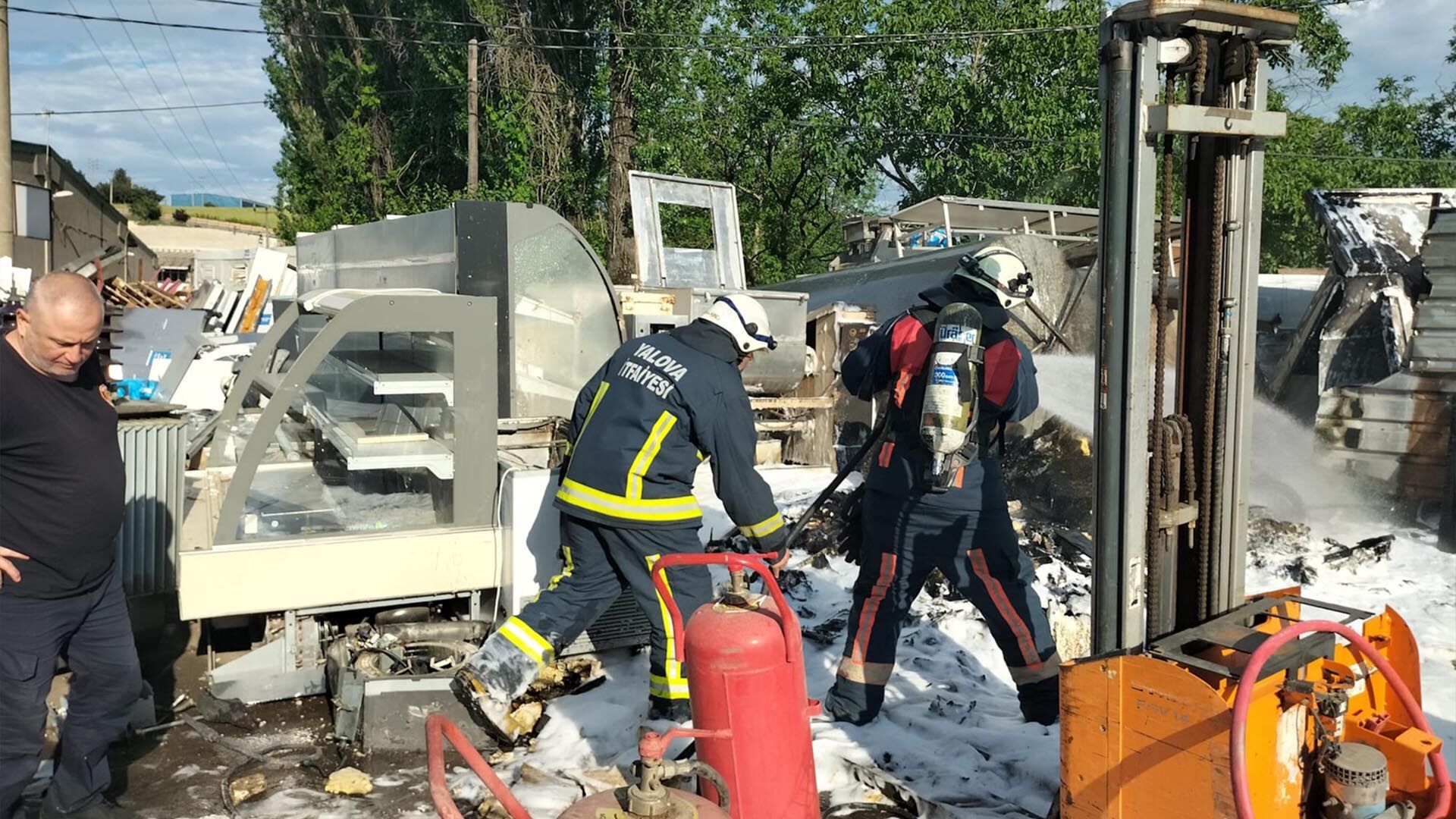 Yalova’da Peş Peşe Yangınlar İtfaiye Olası Faciayı Önledi (4)