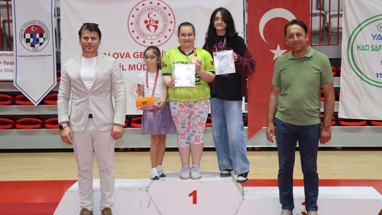 Hacı Saffet Çam Vakfı Satranç Turnuvası Nefes Kesti (3)