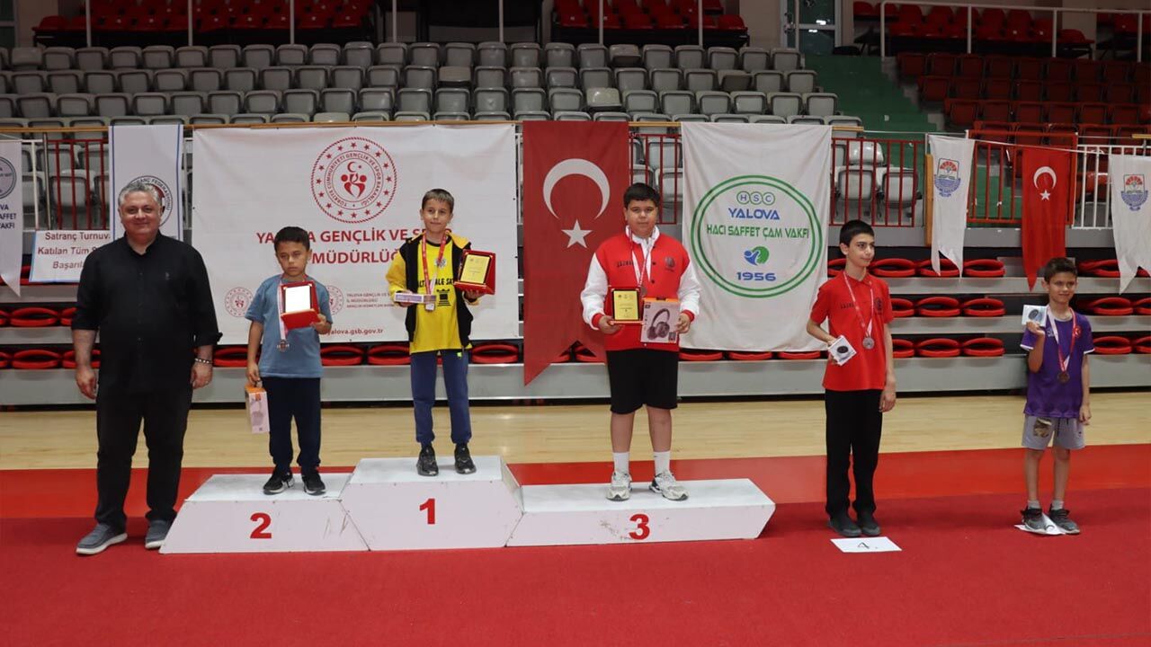 Hacı Saffet Çam Vakfı Satranç Turnuvası Nefes Kesti (4)