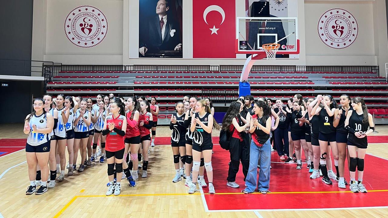 Yalova Gelisim Ligi Midi Kızlar Voleybol Spor Kulup Sampiyon (1)