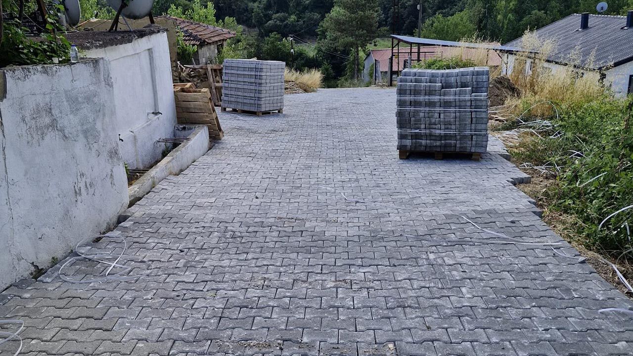 Köy Yollarında Kilitli Parke Çalışmaları Sürüyor (2)