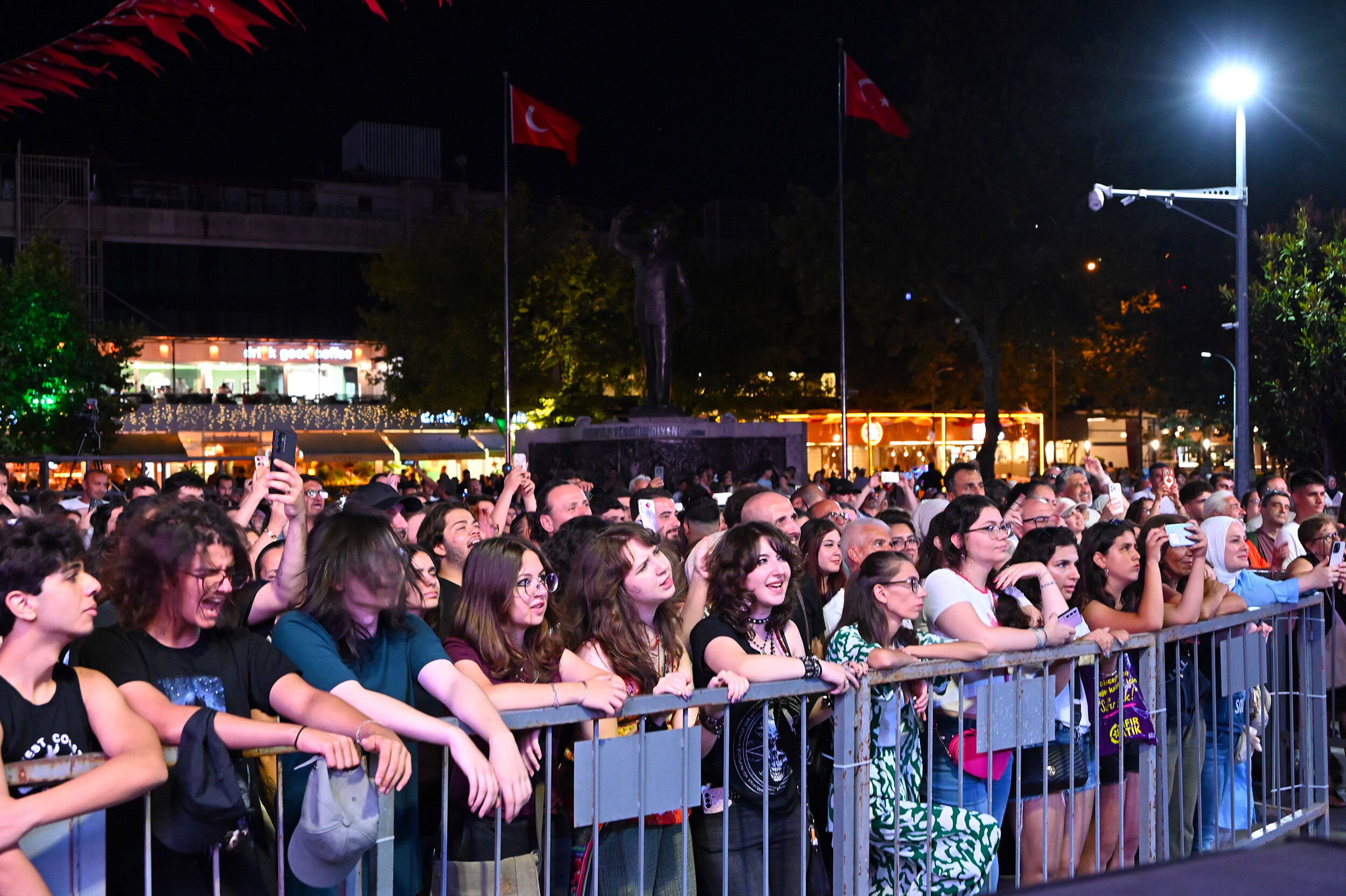 Yalova Belediye Kurtulus Yildonum Bulutsuzluk Ozlemi Konser Dunya Kupasi Finali (2)