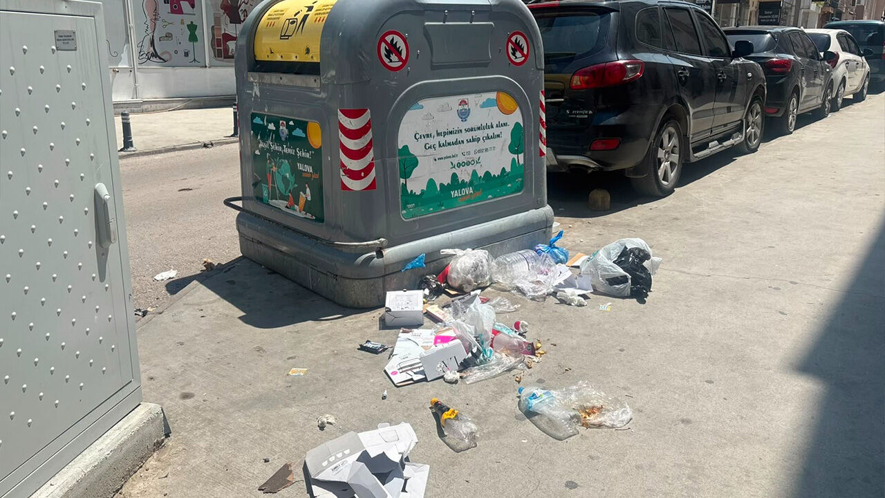 Yalova'da Konteynerler Boş, Çöpler Dışarıda (4)
