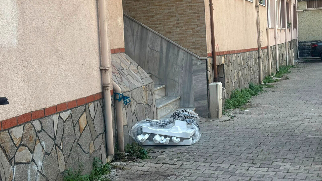 Yalova'da Konteynerler Boş, Çöpler Dışarıda (5)