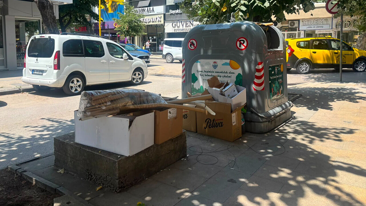Yalova'da Konteynerler Boş, Çöpler Dışarıda (6)