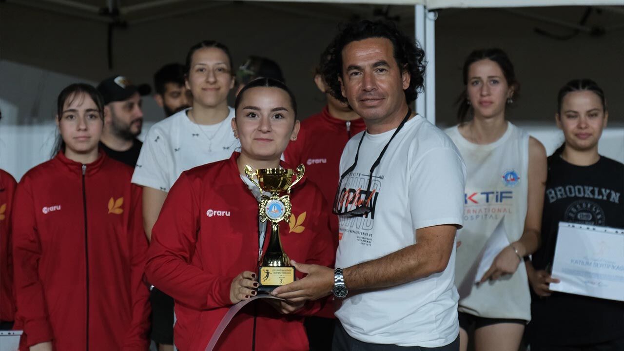Çiftlikköy’de Plaj Hentbolunun Şampiyonları Kupalarını Aldı (6)