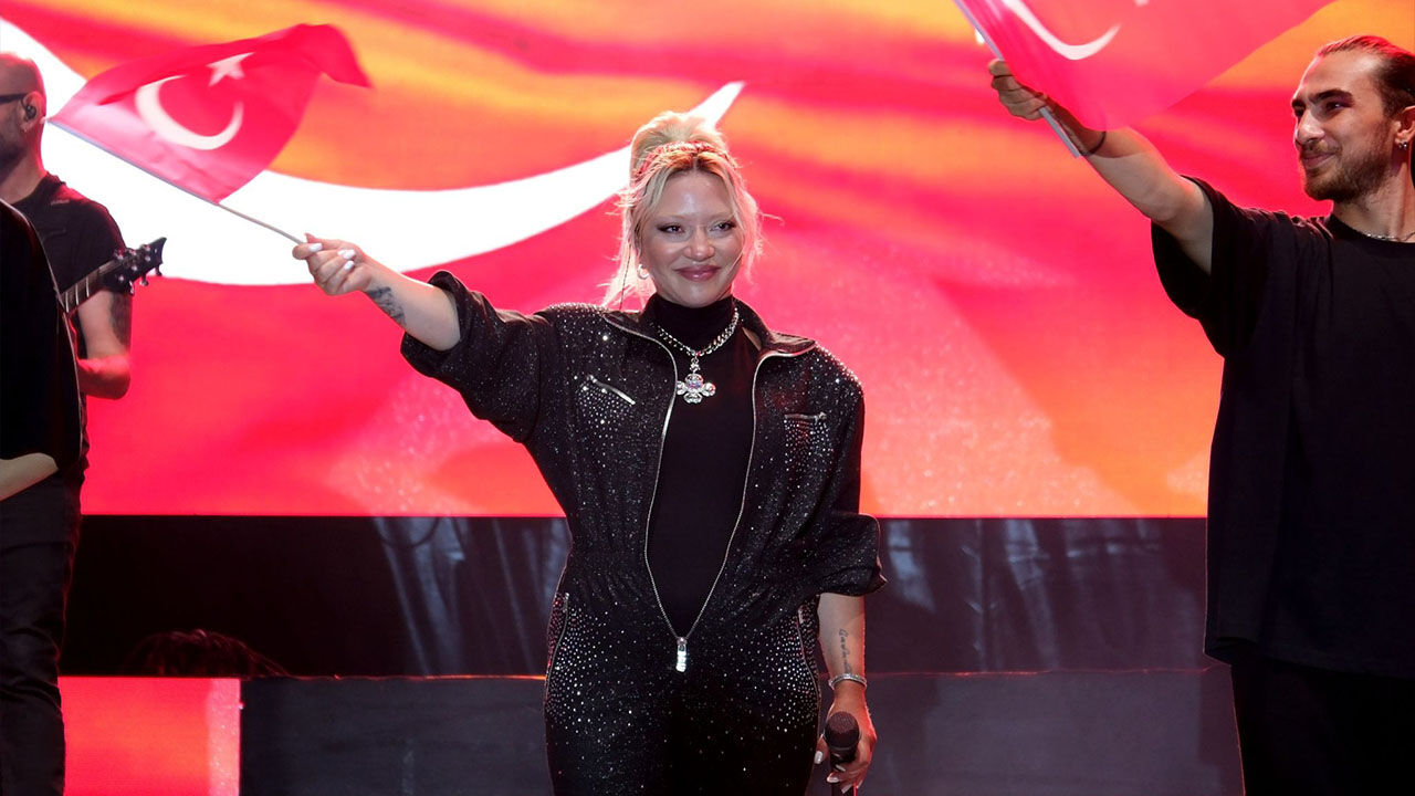Yalova Altinova Belediye 30 Agustos Ece Seckin Anil Durmus Konser (7)