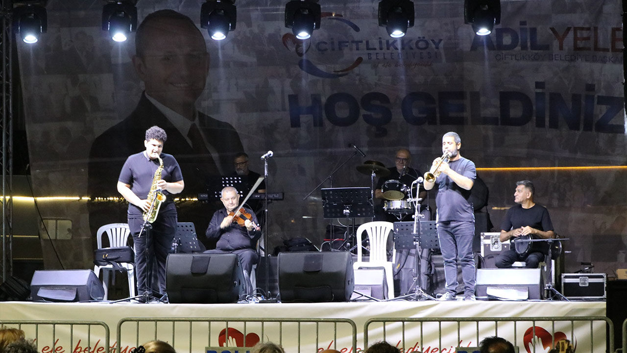Yalova Ciftlikkoy Belediye 30 Agustos Zafer Bayram Trt Sanatcilar Konser (1)