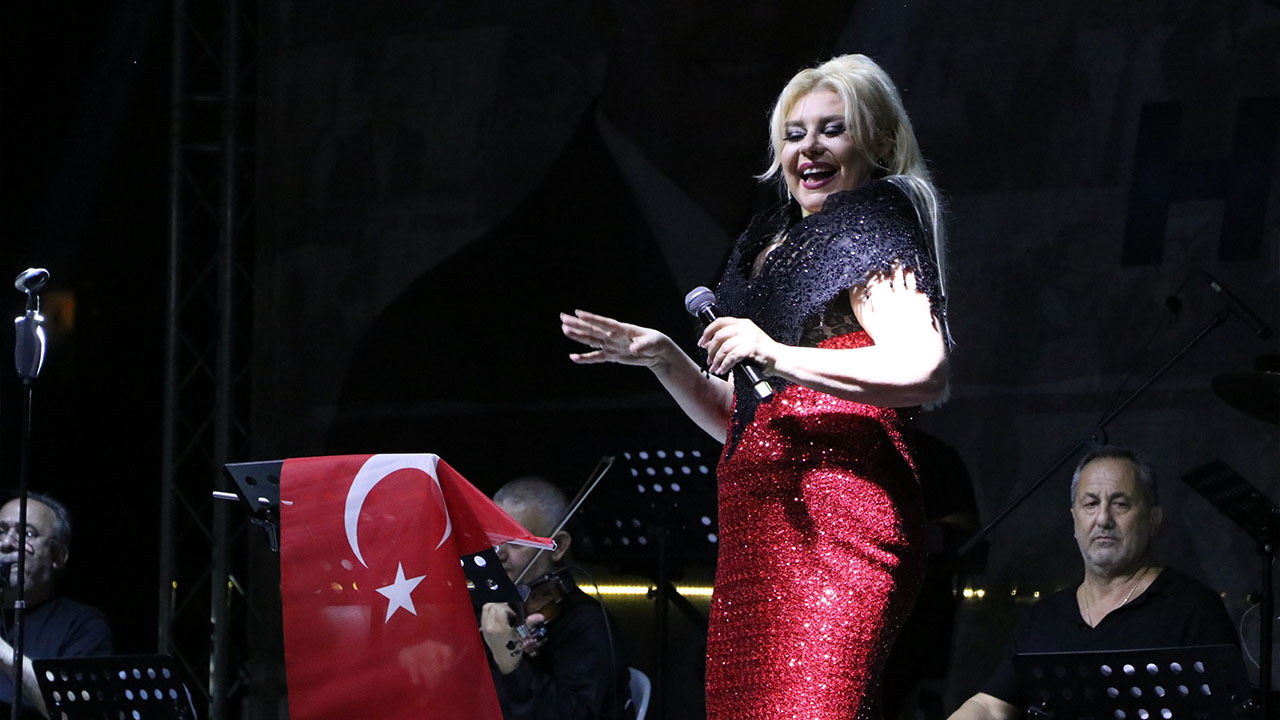 Yalova Ciftlikkoy Belediye 30 Agustos Zafer Bayram Trt Sanatcilar Konser (3)