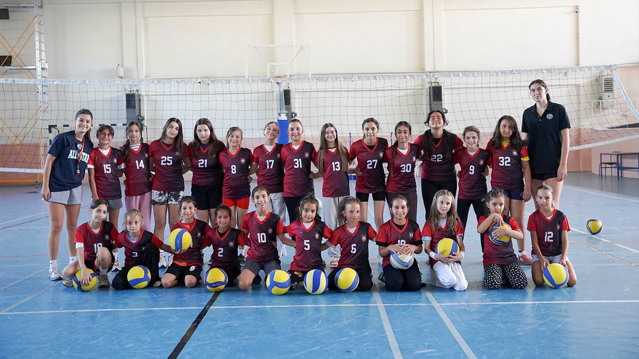 Kadıköy’ün Minik Futbolcu Ve Voleybolcuları Malzemelerine Kavuştu (1)