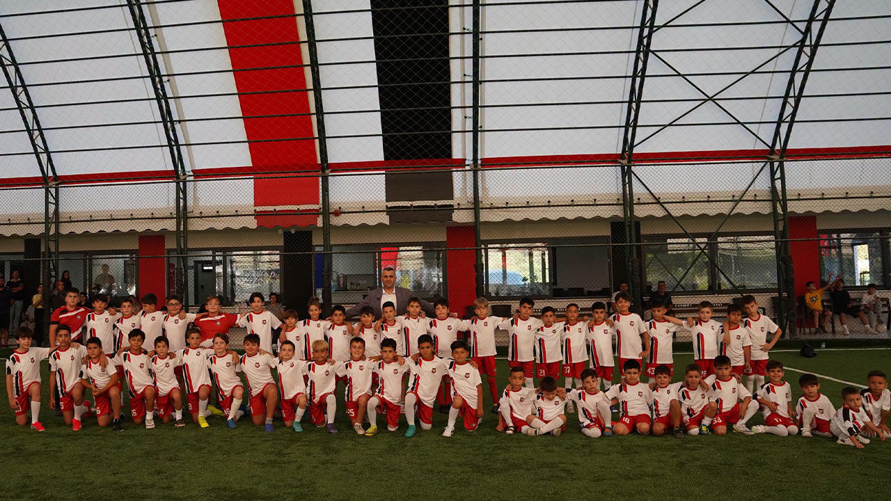 Kadıköy’ün Minik Futbolcu Ve Voleybolcuları Malzemelerine Kavuştu (5)
