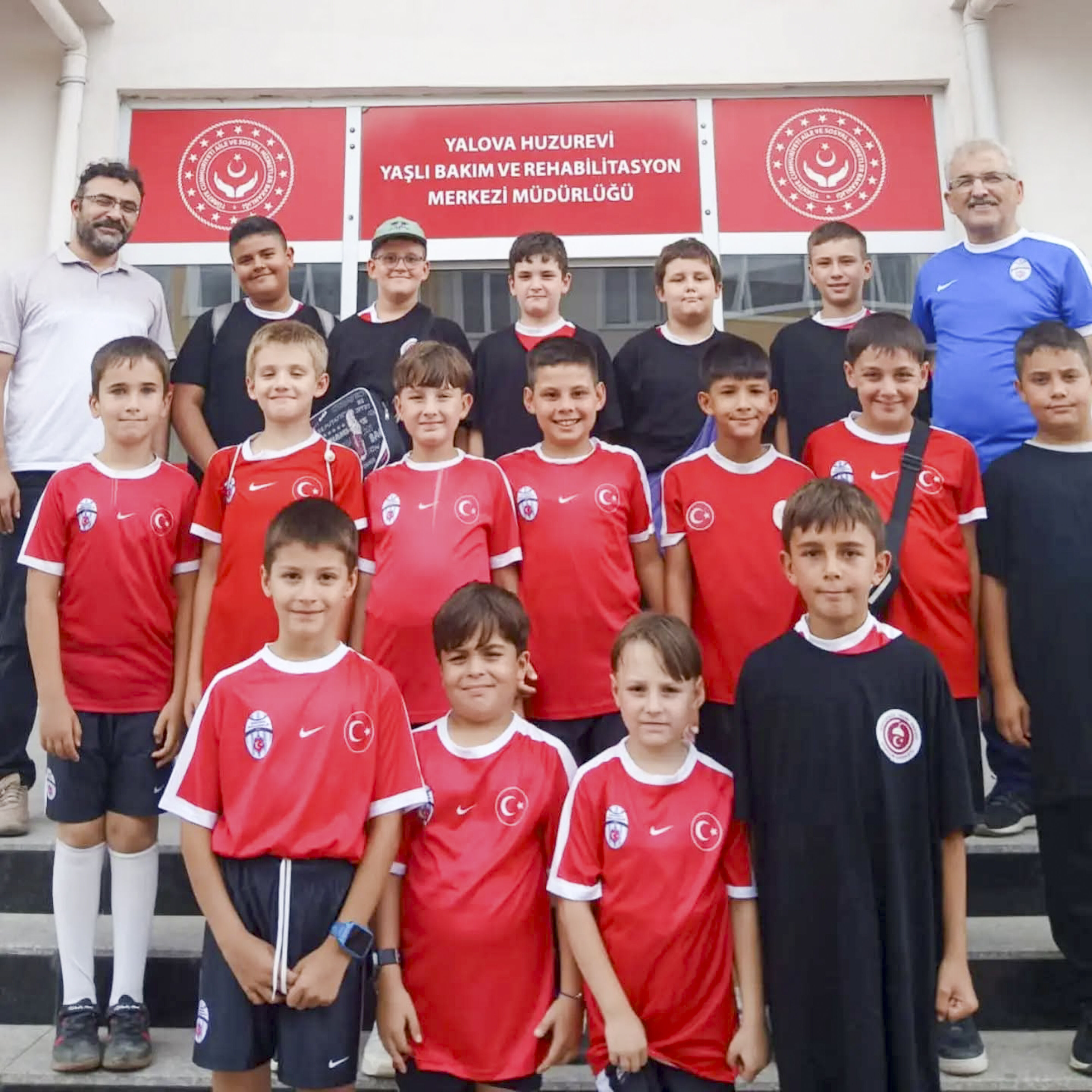 Sugörenspor’un Yıldız Adayları Yalova Huzurevini Ziyaret Etti (3)
