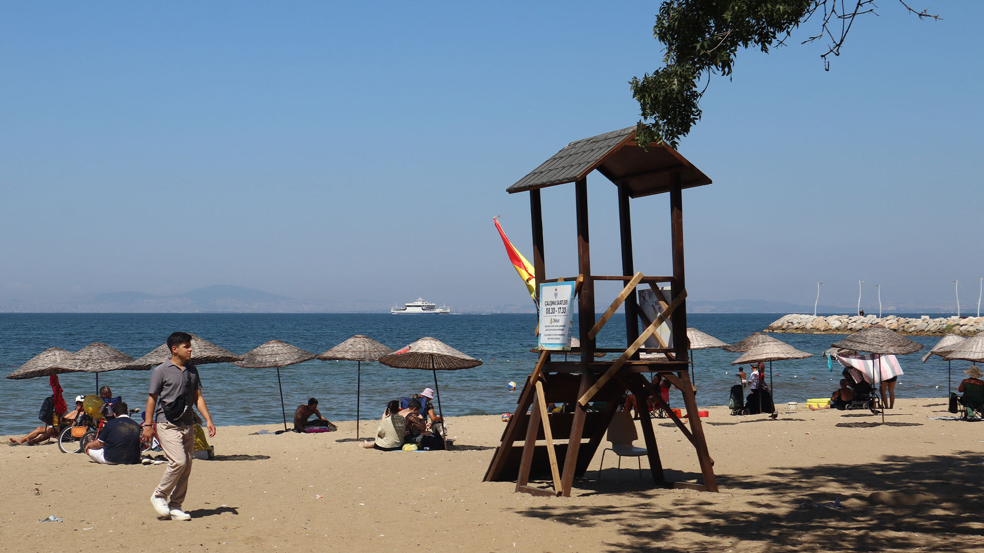 Vatandaslar Akasya Plajını Tercih Etti (3)