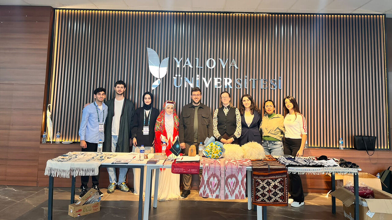 Yalova Üniversitesi’nde Yeni Öğrenciler Türk Dünyası Standında Karşılandı (3)