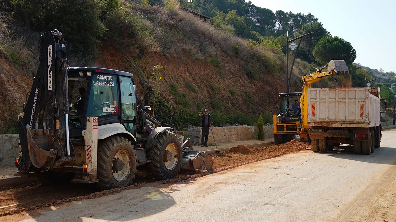 Armutlu’da Kaplıca Caddesi’nde Asfaltlama Çalışmaları Başladı (3)