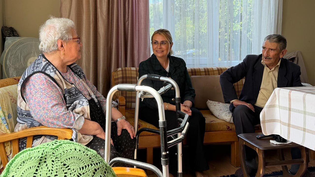 Başkan Yasemi̇n Fazlaca’dan Altinova’nin Büyükleri̇ne Vefa Zi̇yareti̇ (3)
