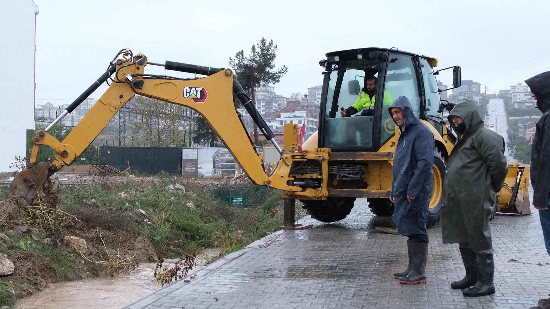 Ciftlikkoyde Ekipler Saganak Yagısaa Karsı Teyakkuzda (2)