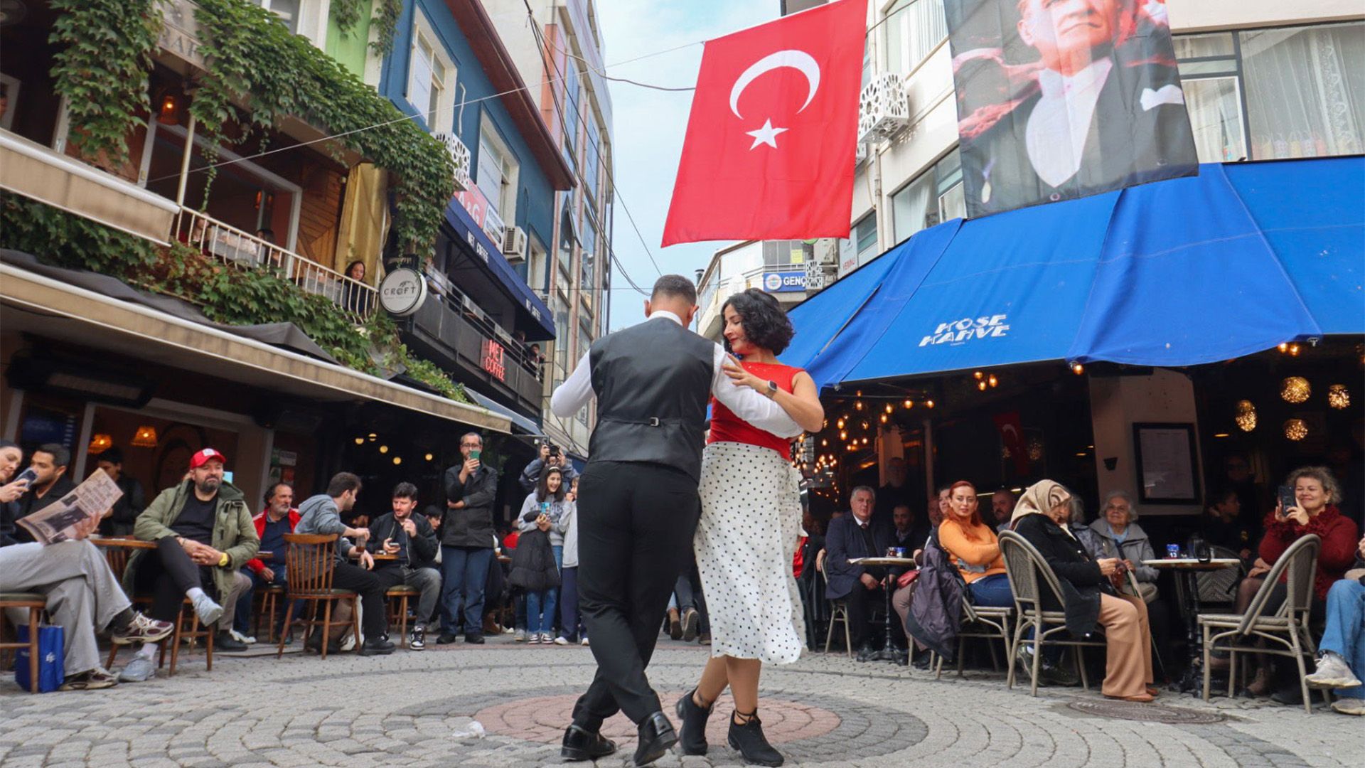 Cumhuriyet Bayramı Gazete Dagıtımı Tango Gosterisi (2)