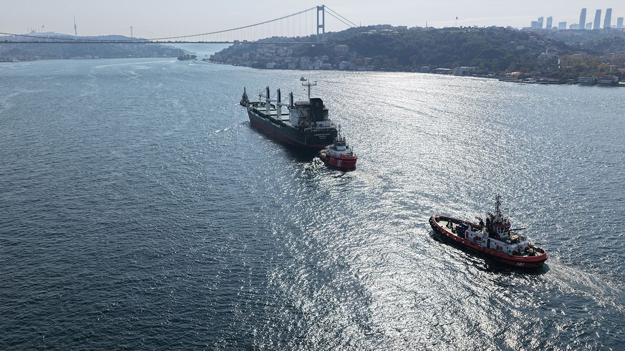 Karadeniz’de Vurulan İki Gemi Yalova’daki Tersanelere Sevk Edildi