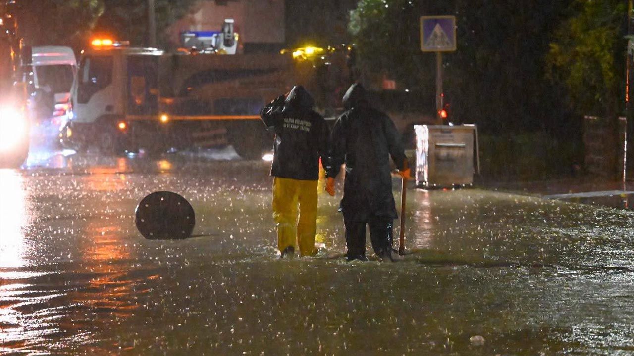 Yalova Belediyesi Ekipleri Gece Boyunca Sahada Görev Yaptı (2)